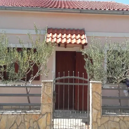 Apartman Smilje I Maslina Gornji Karin
